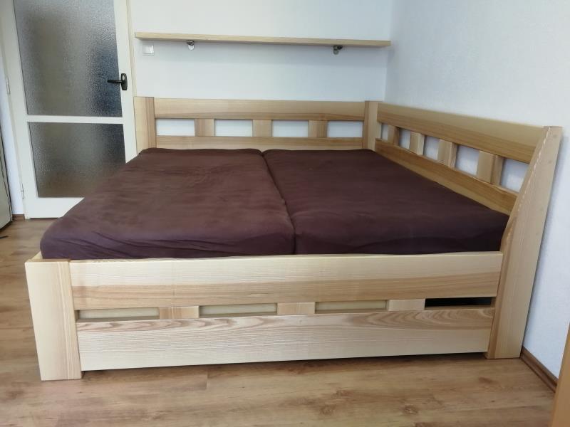 Dřevěné postele